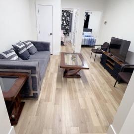 Entire 2 Bedroom condo in White Rock, Canada, hotel in White Rock