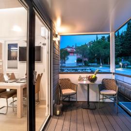 Dreamy houseboat by the sea with terrace and hot tub, hotel em Portorož