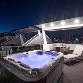 Dreamy houseboat by the sea with terrace and hot tub, hotel en Portorož