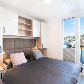Dreamy houseboat by the sea with terrace and hot tub, hotel em Portorož