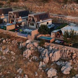 The Skyloft Tarchich - Panoramic Mountain Escapes, hotel in Aswāq aş Şafşāf