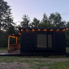 Будиночок між річками Гирло, hotel u gradu 'Iltsi'