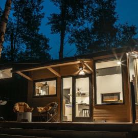 Refuge Bay's Aqua Tiny Home - Luxury Off Grid Escape, hotel Cherhill városában