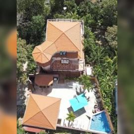 Luxury West Bay Villa Pool & Ocean Views, Hotel in West Bay