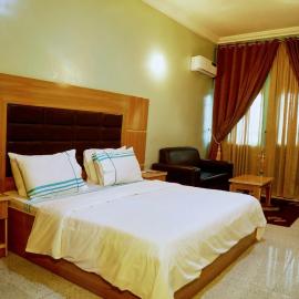 Dinam hotel and suites, hotelli kohteessa Kura