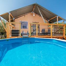 Krk glamping, hotel di Krk