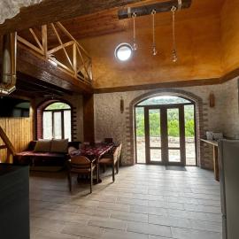 Большое шале в селе Строенцы, hotel a Curătura