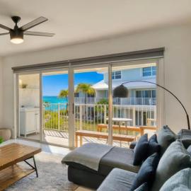 7mile Beachfront! 3 bedroom family beach condo, hotel en George Town