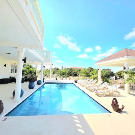 Chalk Sound Sunset Villa, хотел в Провиденсиалес