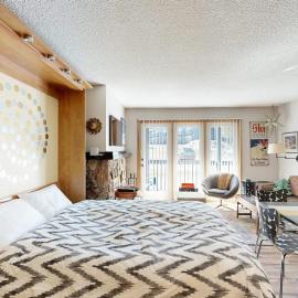 Quiet Ground-Floor Studio Near Town Square