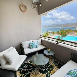LUCY, Large 1bdr, fully renovated, Beachfront & Pool, hotell i Saint Martin