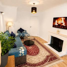 Spacious 4 Bedroom Bungalow with 2 Bathrooms with Garden and Parking in Dublin, hôtel à Lucan