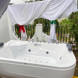 Skyline Suites Villa and Spa، فندق في خليج مونتيغو
