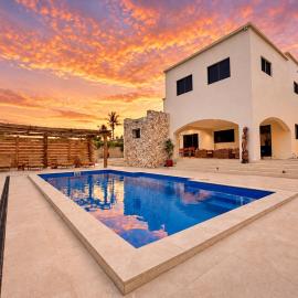 5 Palms Wailoaloa, 6BR Villa, khách sạn ở Nadi