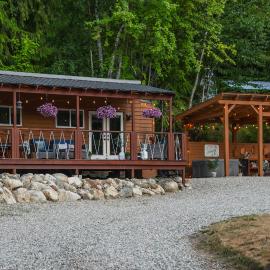 Boutique Tiny Home Retreat - Private Hot Tub, Fire Pit & Gazebo, hotel in Sicamous