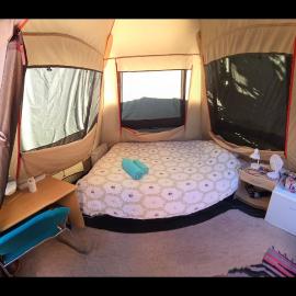 HONEY BEE tent shared bathroom no kitchen no oven, hotel u gradu Glastonberi