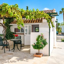 Tiny house 12m2 "ANTON PIECK" in holiday park with 55 m2 pool, hotell i Tolox