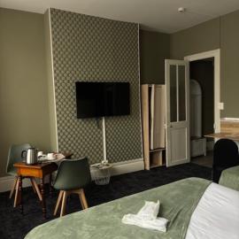 Brit Hotel Du Dauphin L'Aigle, hotel di LʼAigle