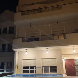 3-story chalet, fully furnished, 5 master bedrooms, large living room, swimming pool, hotel in Al Khīrān