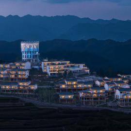 Zhangjiajie Fantasy Valley Resort Customized travel itineraries free shuttle service to the North and West Gates of the National Forest Park, and complimentary traditional ethnic costume try-on