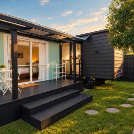 Cozy Tiny House in Garden Setting, 3 Minute Drive to Back Beach, hotel in New Plymouth