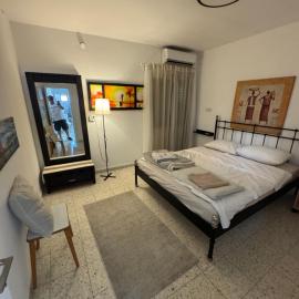 Single Room and Shared Kitchen & living room בית משותף, hotel v destinácii Dāliyat el Karmil