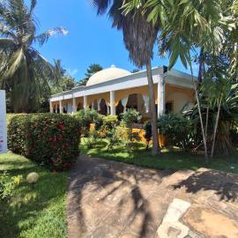 4 Bedroom Beach front villa, hotel in Malindi