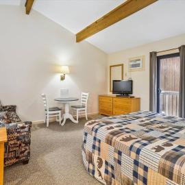 210 Cedarbrook Queen Studio