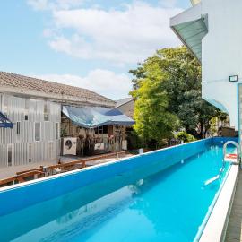 Easy Monday Pool Capsule Hotel - Old Town Bangkok, hotel di Bangkok