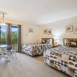 101 Cedarbrook Hotel Room