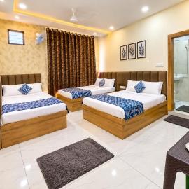Hotel The Bhavya Palace - GR Premium - Near Railway Station - Mahakal Temple # All Room AC - A FAMILY HOTEL, hotel em Ujjain
