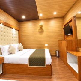 Hotel Flatties Lakeview Retreat Nainital Luxury Mall Road Hotel with Stylish Rooms & Serene Mountain Ambience، فندق في ناينيتال