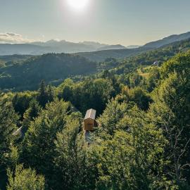 Alpine Glamp - Scenic Tiny House near Bled, хотел в Бегунье на Горенскем