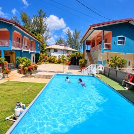 Fish Tobago Guesthouse or Joy and Brandon Guesthouse，Buccoo的飯店