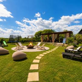 Mreznicka Idila resort- 3 riverside tiny houses with pool&jacuzzi，位于Galović-Selo的酒店