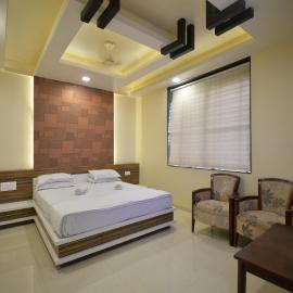Hotel Radhe Krishna, hotel di Solapur
