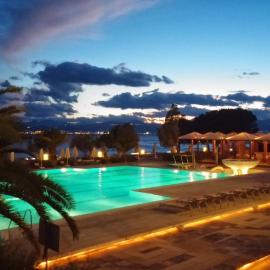Ramada Loutraki Poseidon Resort، فندق في لوتراكي