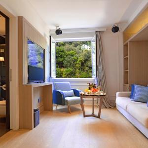 8 Suite 