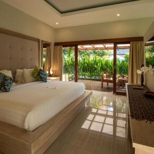 Suite with Garden View