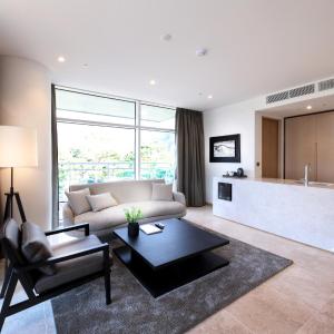 Midas Corner Suite