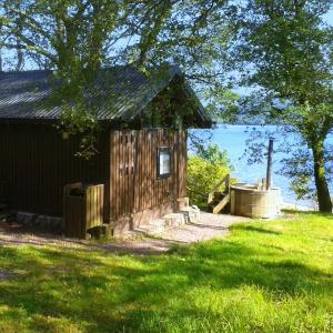 Sloy Cabin (2 bedrooms) – Wood fired hot tub (extra charge) and free Wi-Fi 
