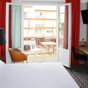 Double Room with Balcony and Side Sea View