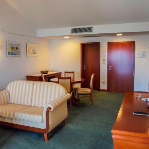 Deluxe Suite with Sea View and Balcony