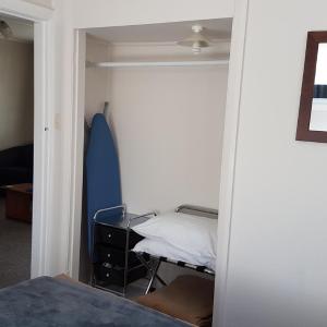 Two-Bedroom Apartment with Queen Bed and 2 Single Beds