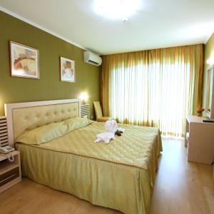 Deluxe One-Bedroom Apartment