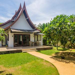 Villa with Garden View