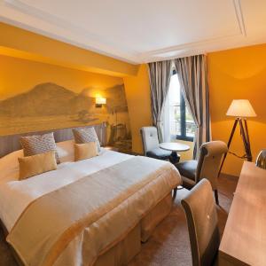 Superior Double or Twin Room with Partial Sea View
