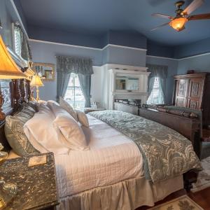 King Room with Walk-in Shower - Menendez