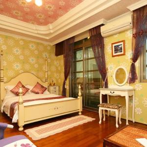 Standard Double Room with Shared Bathroom