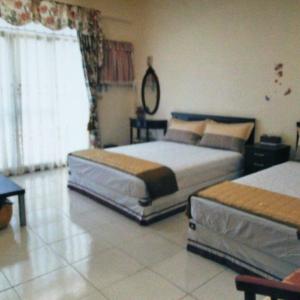 Quadruple Room with Private Bathroom